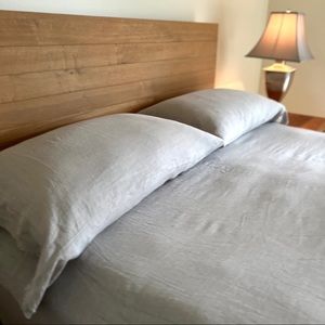 RESTORATION HARDWARE (1) Queen fitted sheet and (2) standard pillowcases